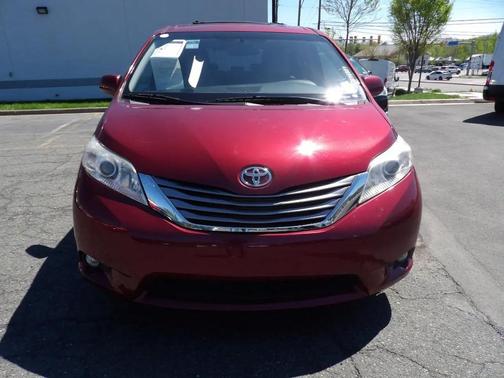 Salsa Red Pearl 2017 Toyota Sienna XLE