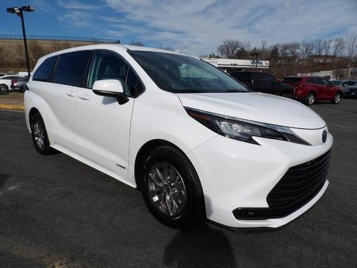 2021 Toyota Sienna LE