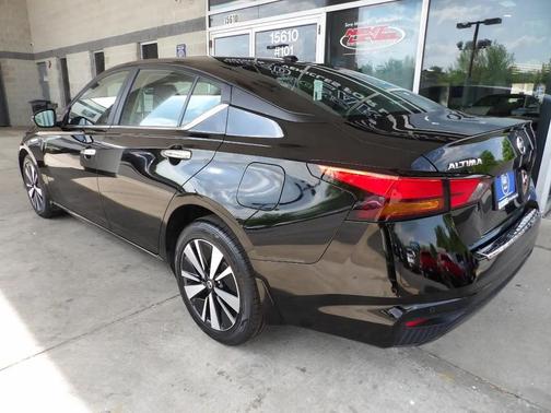 Super Black 2022 Nissan Altima 2.5 SV