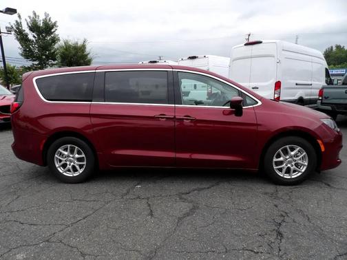 2022 Chrysler Voyager LX