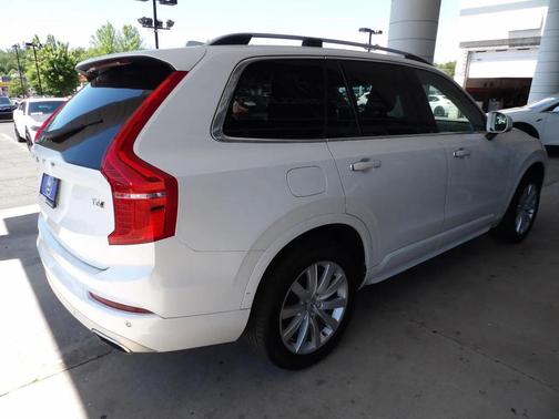 White 2017 Volvo XC90 T6 Momentum