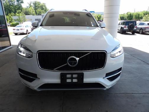 White 2017 Volvo XC90 T6 Momentum