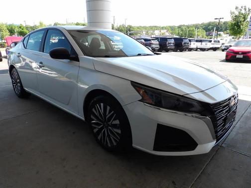 Pearl White Tricoat 2024 Nissan Altima 2.5 SV