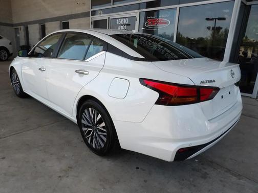 Pearl White Tricoat 2024 Nissan Altima 2.5 SV