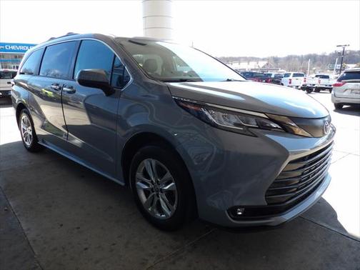2022 Toyota Sienna XLE