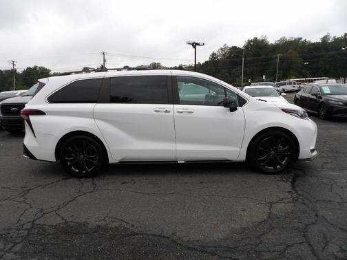 2022 Toyota Sienna XSE 7 Passenger