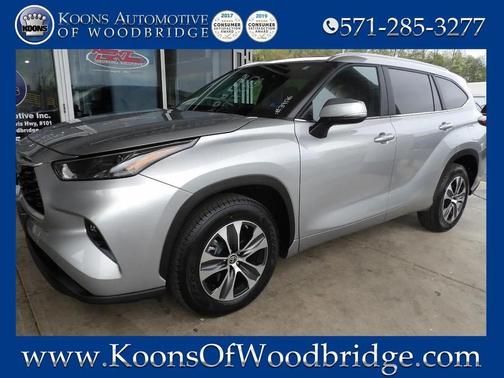 Celestial Silver Metallic 2024 Toyota Highlander XLE