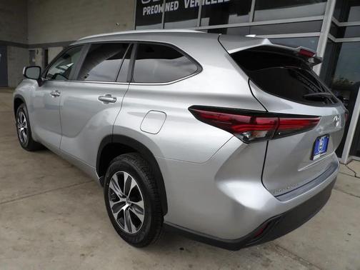 Celestial Silver Metallic 2024 Toyota Highlander XLE