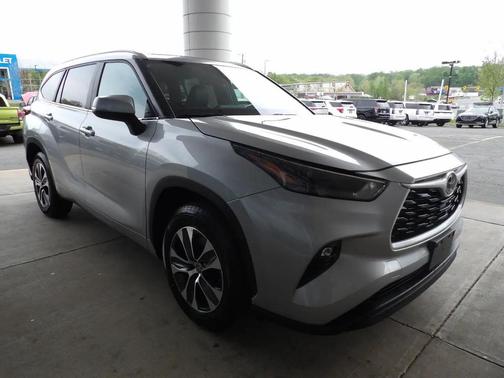 Celestial Silver Metallic 2024 Toyota Highlander XLE