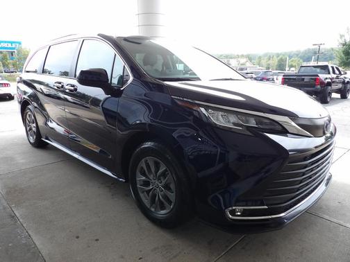 2022 Toyota Sienna XLE 7 Passenger