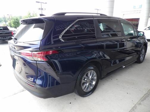 2022 Toyota Sienna XLE 7 Passenger