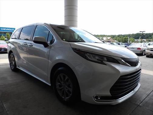 2021 Toyota Sienna XLE 8 Passenger
