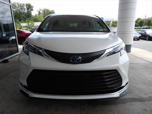 2021 Toyota Sienna XLE 8 Passenger