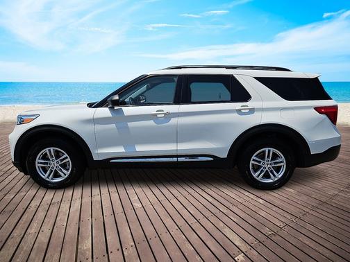 Star White Metallic Tri-Coat 2022 Ford Explorer XLT
