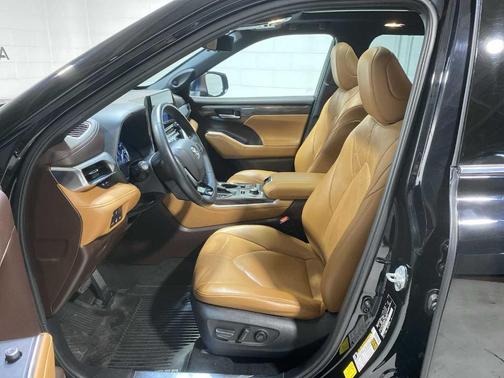 Midnight Black Metallic 2020 Toyota Highlander Platinum