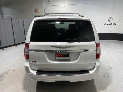 2016 Chrysler Town & Country Touring-L