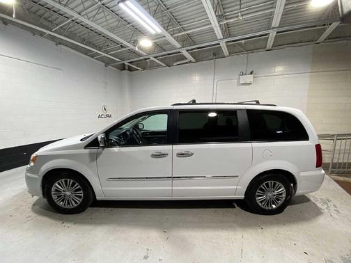 2016 Chrysler Town & Country Touring-L