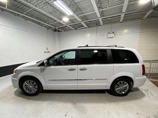 2016 Chrysler Town & Country Touring-L