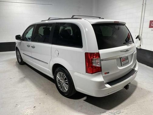 2016 Chrysler Town & Country Touring-L