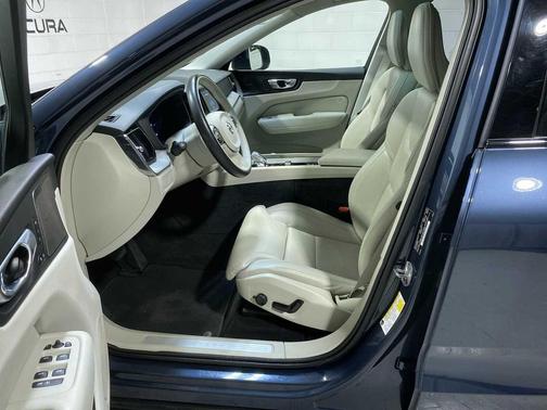 2023 Volvo XC60 B6 Ultimate Dark Theme