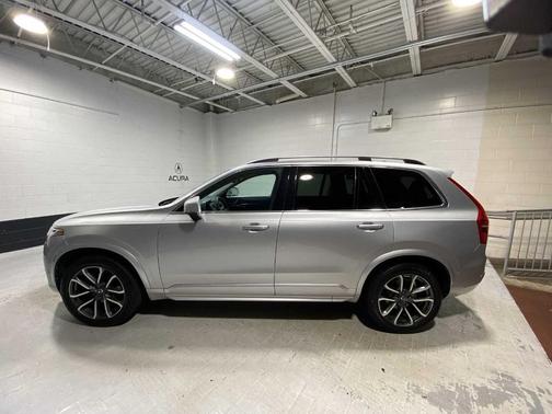 2017 Volvo XC90 T6 Momentum
