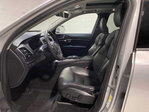 2017 Volvo XC90 T6 Momentum