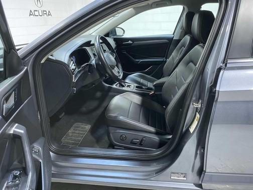 Platinum Gray Metallic 2024 Volkswagen Jetta 1.5T SE