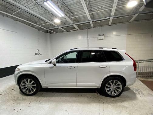 2017 Volvo XC90 T6 Momentum