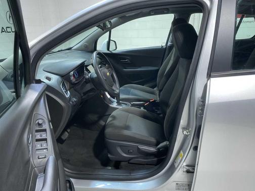 Silver Ice Metallic 2018 Chevrolet Trax LS