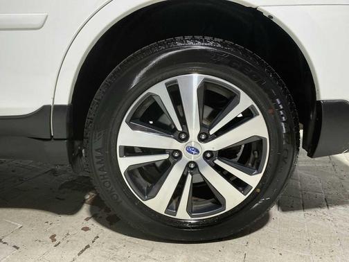 Crystal White Pearl 2018 Subaru Outback 3.6R Limited