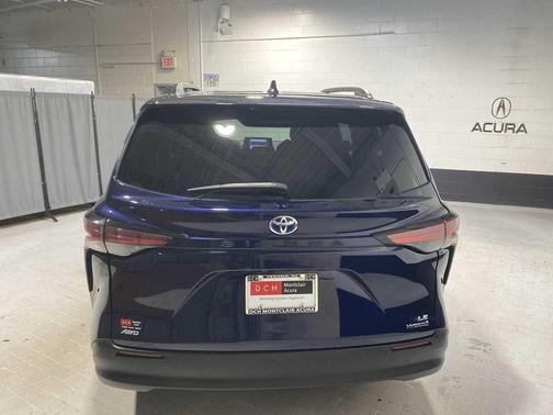 2022 Toyota Sienna LE