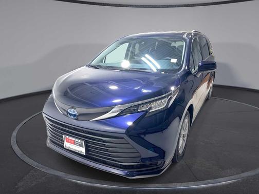 2022 Toyota Sienna LE