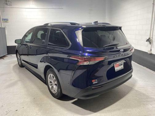 2022 Toyota Sienna LE
