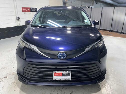 2022 Toyota Sienna LE