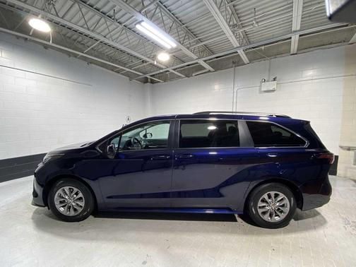 2022 Toyota Sienna LE