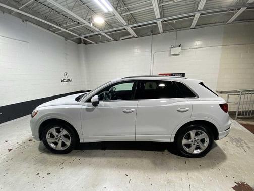 Glacier White Metallic 2019 Audi Q3 2.0T Premium