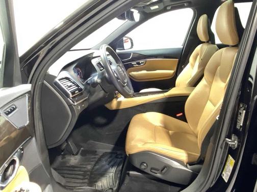 2017 Volvo XC90 T6 Momentum