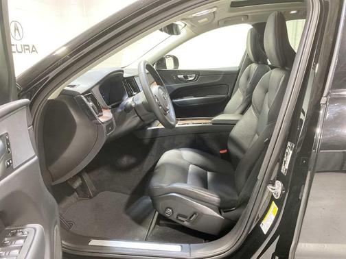 2023 Volvo XC60 B5 Plus Dark Theme