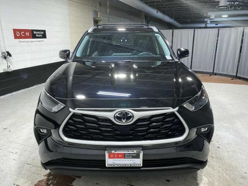 Midnight Black Metallic 2023 Toyota Highlander XLE