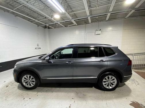 Platinum Gray Metallic 2018 Volkswagen Tiguan 2.0T SE