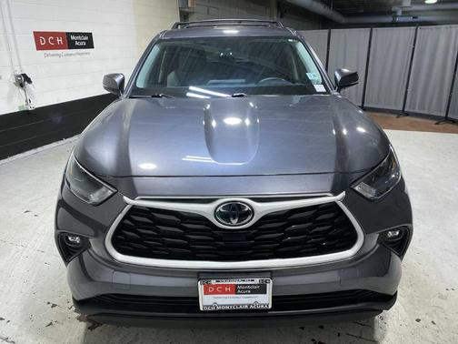 Magnetic Gray Metallic 2024 Toyota Highlander LE
