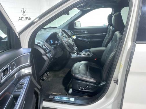 White Platinum Tri-Coat Metallic 2018 Ford Explorer sport