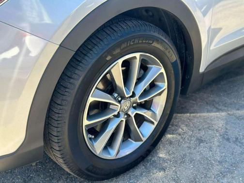 2017 Hyundai SANTA FE SE