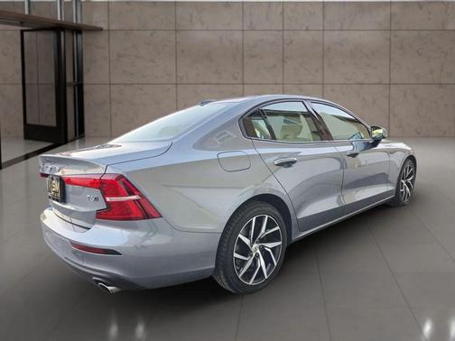 2019 Volvo S60 T6 Momentum