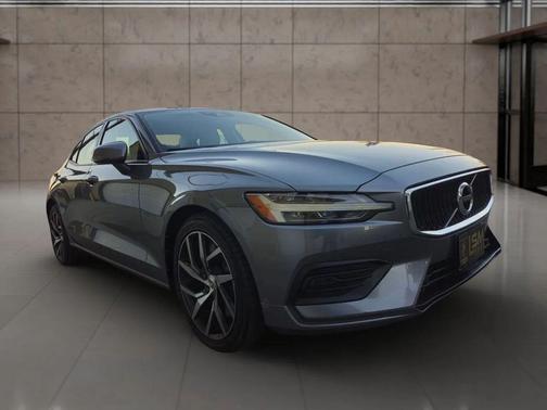 2019 Volvo S60 T6 Momentum