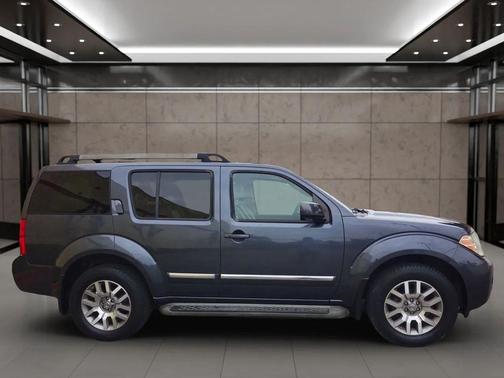 2011 Nissan Pathfinder LE