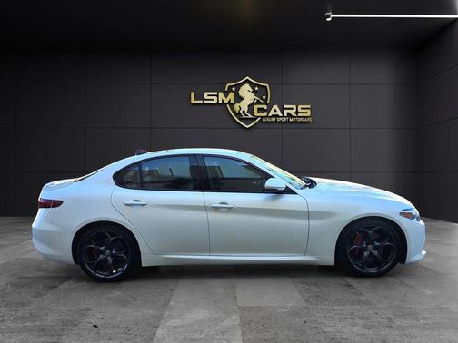 Trofeo White Tri-Coat 2017 Alfa Romeo Giulia Ti