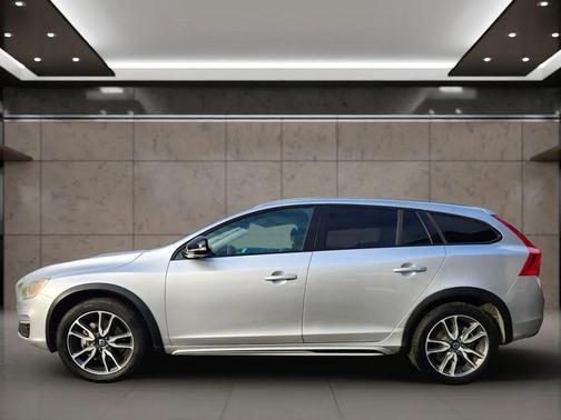 2016 Volvo V60 Cross Country T5 Platinum