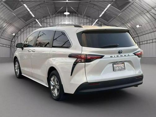 2022 Toyota Sienna XLE 7 Passenger
