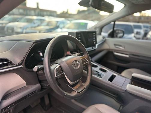 2022 Toyota Sienna XLE 7 Passenger
